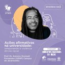 Figura 2: #ParaTodoseTodasVerem Informações da Figura: Campanha de Educação em Direitos Humanos Unespar + Inclusiva. Episódio 6. “Ações afirmativas na universidade: tensionando a violência étnico-racial”. Prof. Dr. Antonio Donizeti Fernandes. Universidade Estadual do Norte do Paraná (UENP) campus de Jacarezinho. Podcast Direitos Humanos em Rede. Ilustração: Figura com fundo em tons de lilás. No centro, traços brancos formam o contorno de diferentes rostos humanos e, sobre eles, uma foto preto e branca de um homem negro, com barba, que usa óculos, cabelos compridos e trançados. Ao redor da foto, as informações da Figura estão dispostas em letras brancas. No canto superior esquerdo, o símbolo de acessibilidade em Libras e na borda inferior, as logos da Unespar, da Propedh e do CEDH.