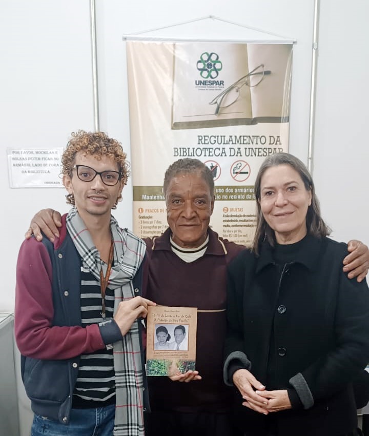 Biblioteca do Campus recebe visita de escritor e doação de obra recém publicada