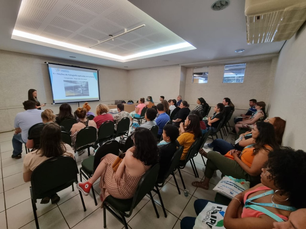 Estudantes e professores em sala de apresentação de trabalhos em 2022..jpeg